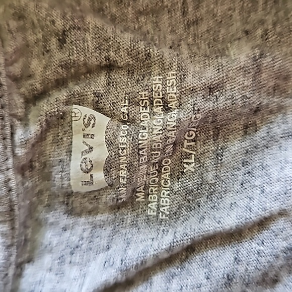 Levis XL cropped t shirt with mountain graphic - Picture 3 of 4